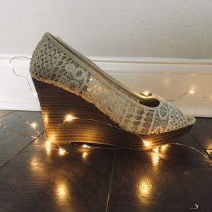 American Eagle Beautiful White Laced Wedge Shoes